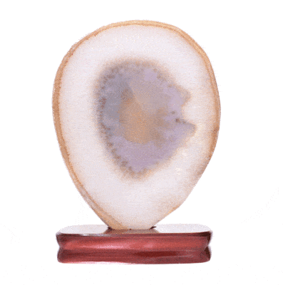Φέτα φυσική πέτρας Αχάτη με κρύσταλλα χαλαζία, τοποθετημένη σε ξύλινη βάση. Ο Αχάτης είναι γυαλισμένος στις δύο όψεις του και έχει ύψος 28cm. Αγοράστε online shop.