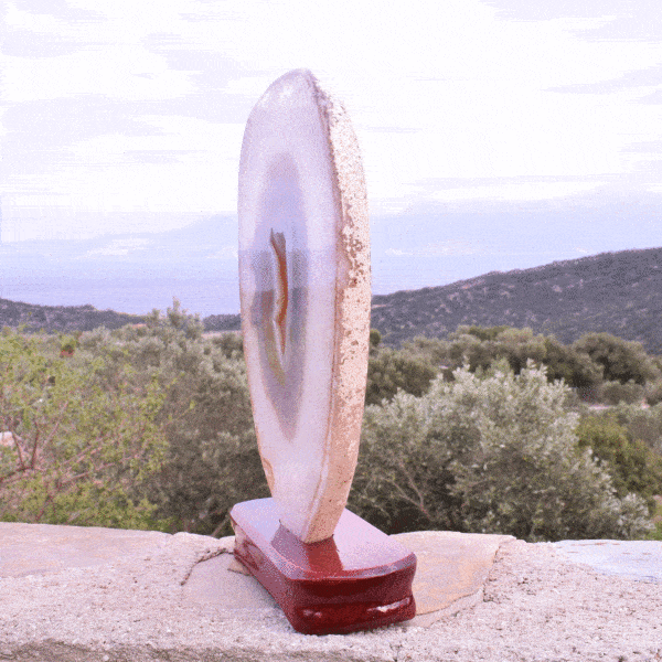 Slice of  natural Agate gemstone with crystal quartz, placed on a wooden base. The Agate is polishged on both sides and it has a height of 28cm. Buy online shop.