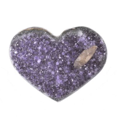 Φυσική πέτρα Αμεθύστου σκαλισμένη στη μορφή καρδιάς, μεγέθους 10cm. Πάνω στα κρύσταλλα του Αμεθύστου υπάρχει κρυσταλλικός Καλσίτης. Αγοράστε online shop.