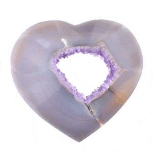 Φυσική πέτρα Αχάτη με κρύσταλλα Αμεθύστου σε σχήμα καρδιάς, τοποθετημένη σε μαύρη μεταλλική βάση, ύψους 14,5cm. Αγοράστε online shop.