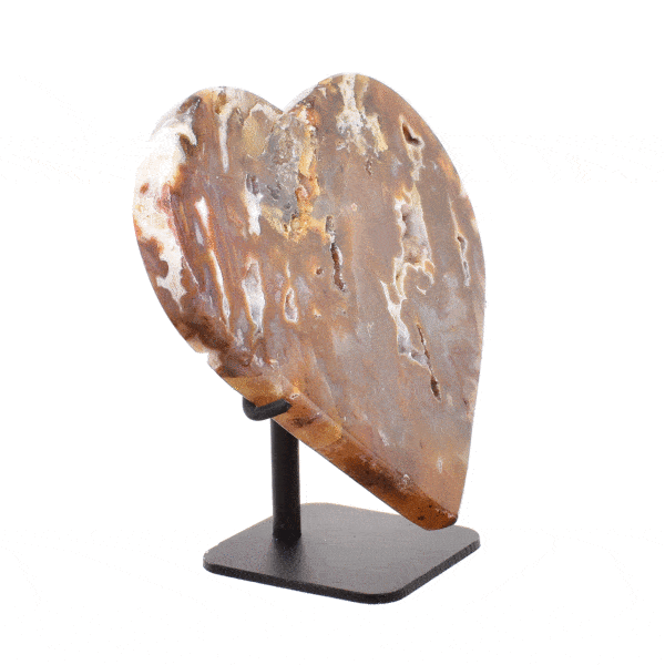 Φυσική πέτρα Αχάτη με κρύσταλλα Χαλαζία σε σχήμα καρδιάς, τοποθετημένη σε μαύρη μεταλλική βάση. Το προϊόν έχει ύψος 10,5cm. Αγοράστε online shop.