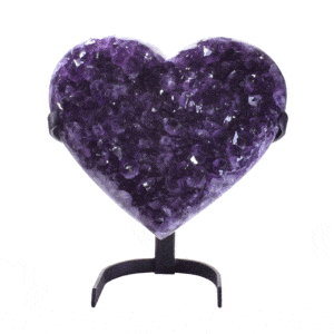 Φυσική πέτρα Αμεθύστου σκαλισμένη στη μορφή καρδιάς, μεγέθους 26cm. Η καρδιά είναι τοποθετημένη σε μαύρη μεταλλική βάση. Αγοράστε online shop.