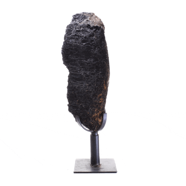 Ακατέργαστο κομμάτι φυσικής πέτρας Γκοθίτη, τοποθετημένο σε μαύρη, μεταλλική, περιστρεφόμενη βάση. Το πέτρωμα πάνω στη βάση έχει ύψος 45cm. Αγοράστε online shop.