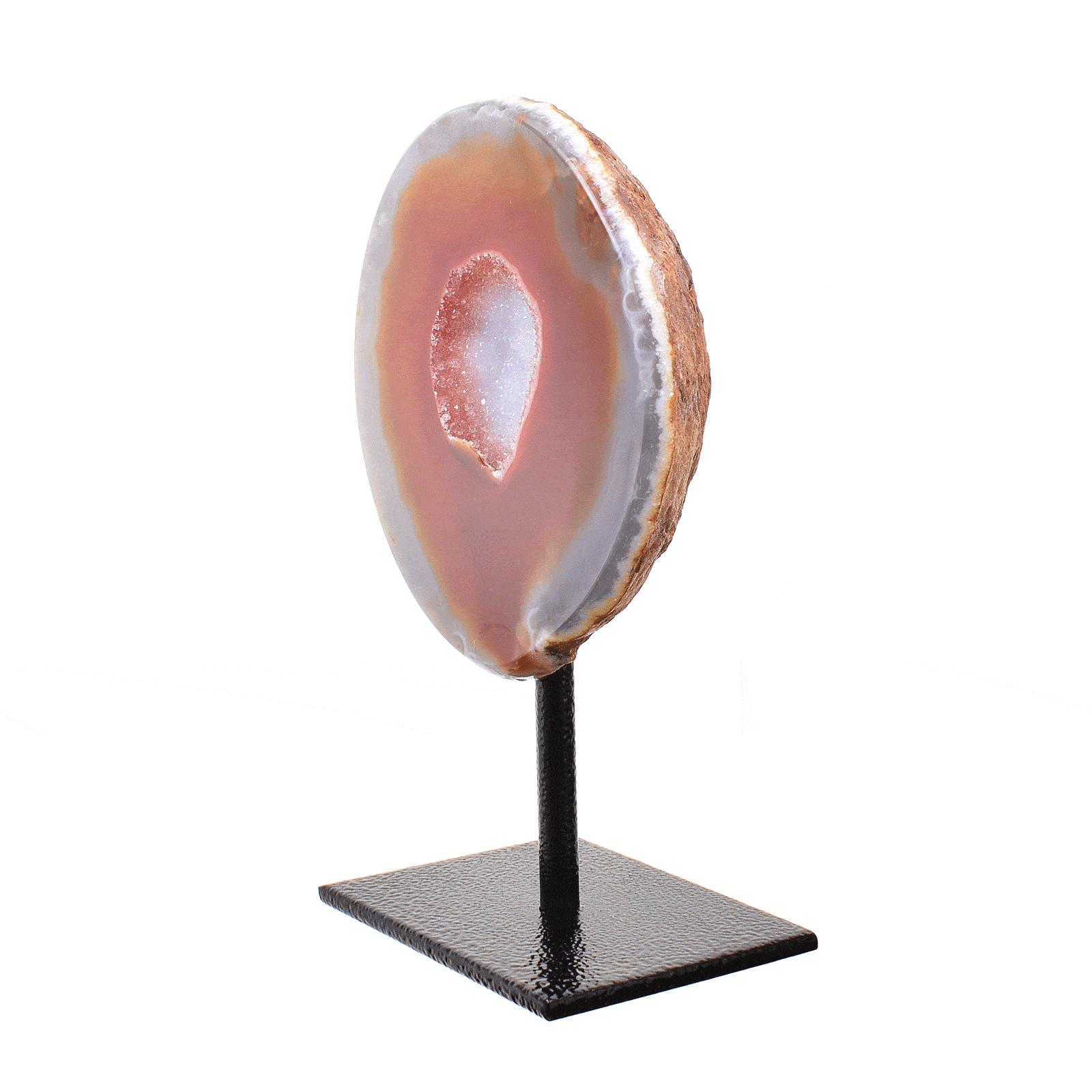 Γεώδες φυσικής πέτρας Αχάτη με Κρύσταλλα Χαλαζία στο εσωτερικό του. Ο Αχάτης είναι ενσωματωμένος σε μαύρη μεταλλική βάση και το μέγιστο ύψος είναι 13,5cm. Αγοράστε online shop.