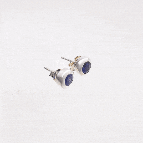 Handmade stud earrings made of sterling silver and natural, faceted tanzanite gemstone, in a round shape. Buy online shop.