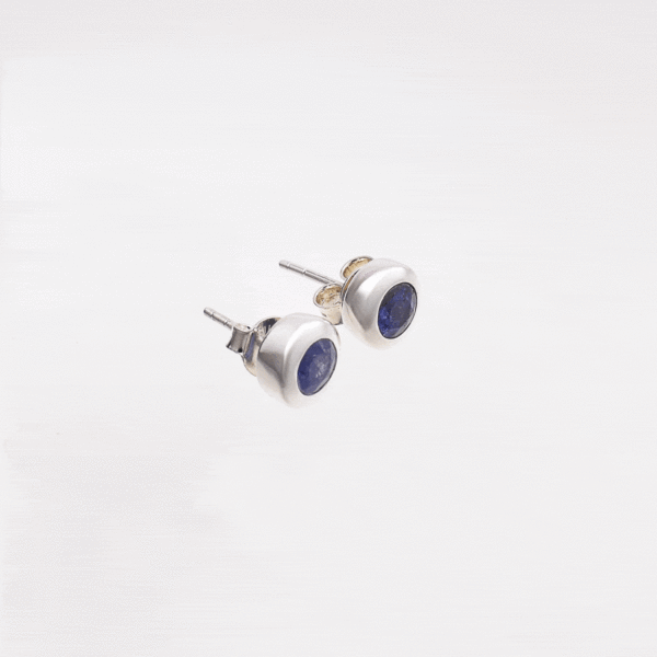 Handmade stud earrings made of sterling silver and natural, faceted tanzanite gemstone, in a round shape. Buy online shop.