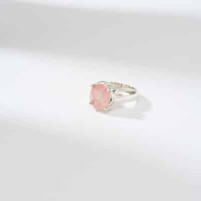 Χειροποίητο δαχτυλίδι από ασήμι 925 και φυσική πέτρα ροζ χαλαζία οβάλ σχήματος. Αγοράστε online shop.