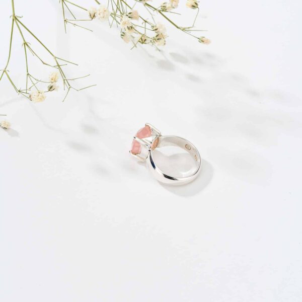 Handmade ring made of sterling silver and natural rose quartz gemstone in an oval shape. Buy online shop.