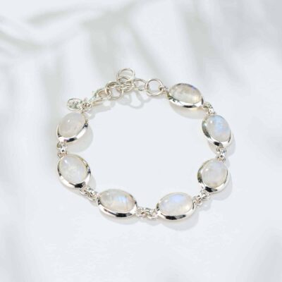 Handmade bracelet made of sterling silver and natural white Labradorite gemstones in an oval shape. The bracelet has a length of 19cm to 23cm. Buy online shop.