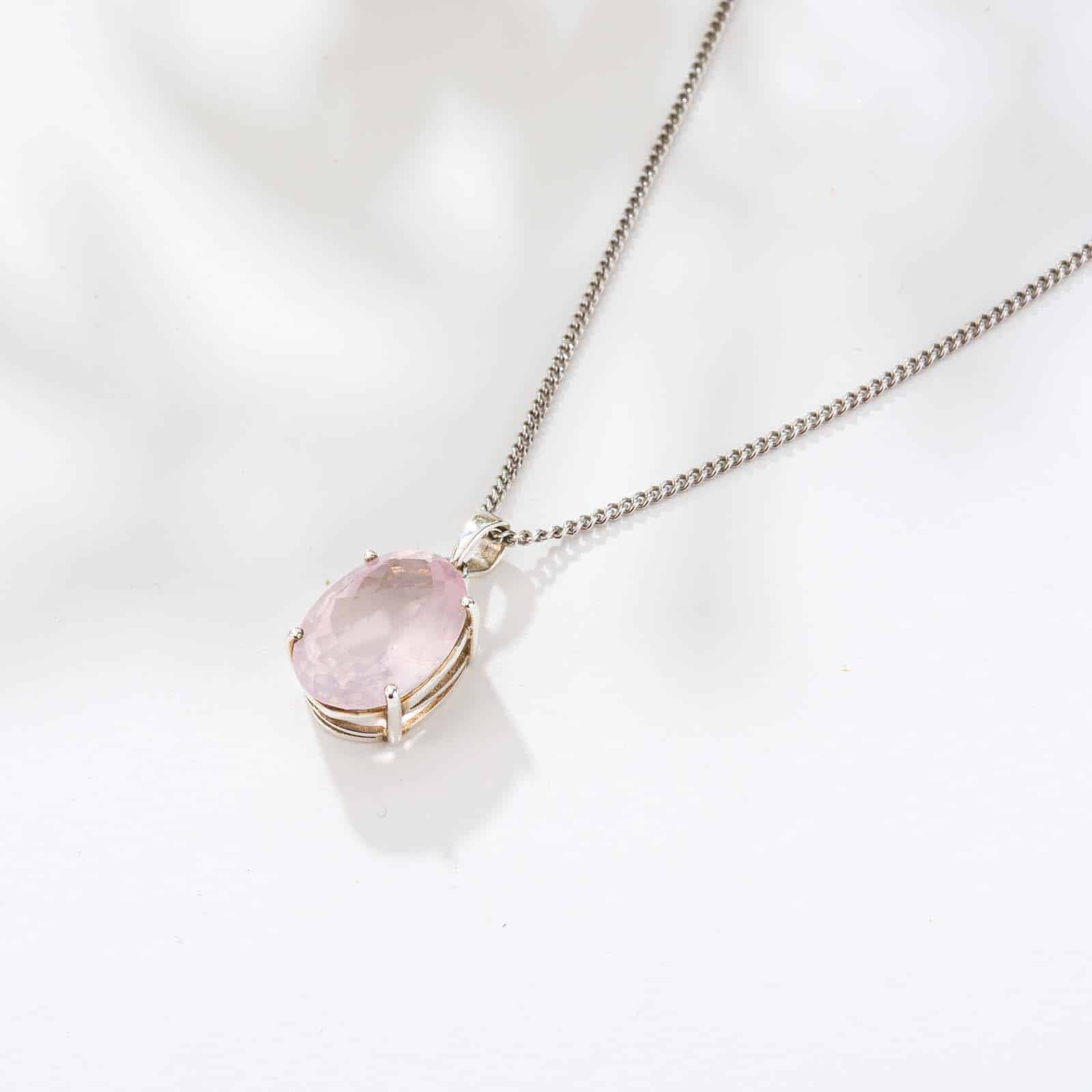 Μενταγιόν από ασήμι 925 και φυσική πέτρα ροζ χαλαζία οβάλ σχήματος. Το μενταγιόν είναι περασμένο σε αλυσίδα από ασήμι 925. Αγοράστε online shop.