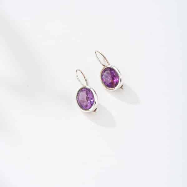 Handmade earrings made of sterling silver and natural Amethyst gemstone, in an oval shape. Buy online shop.