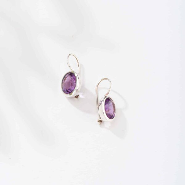 Handmade earrings made of sterling silver and natural Amethyst gemstone, in an oval shape. Buy online shop.