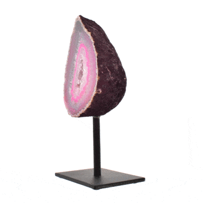 Γεώδες φυσικής πέτρας αχάτη με κρύσταλλα χαλαζία στο εσωτερικό του, βαμμένο σε ροζ χρώμα. Ο αχάτης είναι ενσωματωμένος σε μαύρη μεταλλική βάση και το προϊόν έχει ύψος 15cm. Αγοράστε online shop.