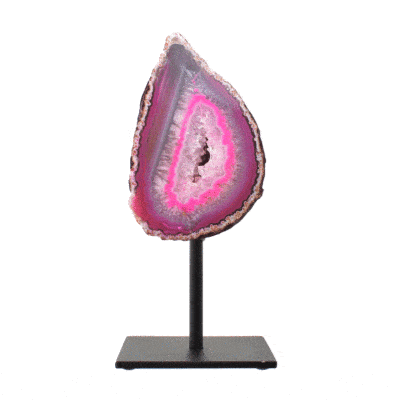 Γεώδες φυσικής πέτρας αχάτη με κρύσταλλα χαλαζία στο εσωτερικό του, βαμμένο σε ροζ χρώμα. Ο αχάτης είναι ενσωματωμένος σε μαύρη μεταλλική βάση και το προϊόν έχει ύψος 15cm. Αγοράστε online shop.