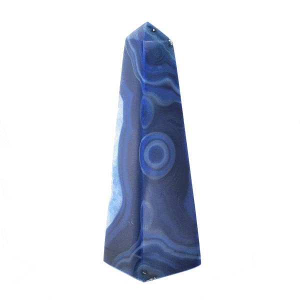 Οβελίσκος από φυσική πέτρα αχάτη με κρύσταλλα χαλαζία, βαμμένος σε μπλε χρώμα. Ο οβελίσκος έχει ύψος 14cm. Αγοράστε online shop.