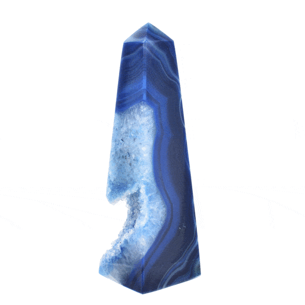 Obelisk made of natural agate gemstone with crystal quartz, painted blue. The obelisk has a height of 14cm. Buy online shop.
