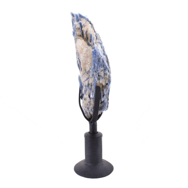 Ακατέργαστο κομμάτι φυσικής πέτρας μπλε κυανίτη, τοποθετημένο σε μαύρη, περιστρεφόμενη, μεταλλική βάση. Ο κυανίτης με τη βάση έχει ύψος 30cm. Αγοράστε online shop.