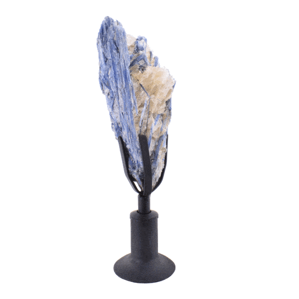 Ακατέργαστο κομμάτι φυσικής πέτρας μπλε κυανίτη, τοποθετημένο σε μαύρη, περιστρεφόμενη, μεταλλική βάση. Ο κυανίτης με τη βάση έχει ύψος 30cm. Αγοράστε online shop.