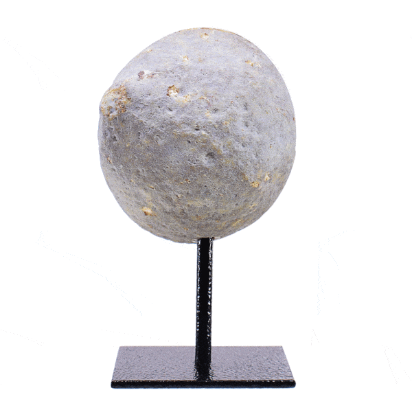 Γεώδες φυσικής πέτρας αχάτη με κρύσταλλα χαλαζία στο εσωτερικό του. Το γεώδες είναι ενσωματωμένο σε μαύρη, μεταλλική βάση και το προϊόν έχει ύψος 13,5cm. Αγοράστε online shop.