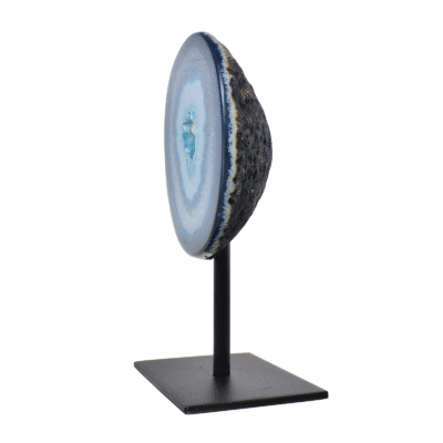 Γεώδες φυσικής πέτρας αχάτη με κρύσταλλα χαλαζία στο εσωτερικό του, βαμμένο σε μπλε χρώμα. Ο αχάτης είναι ενσωματωμένος σε μαύρη μεταλλική βάση και το προϊόν έχει ύψος 19,5cm. Αγοράστε online shop.