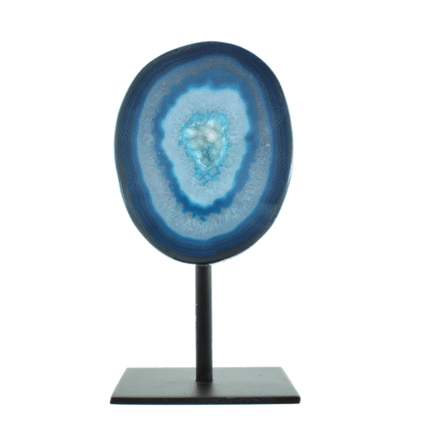Γεώδες φυσικής πέτρας αχάτη με κρύσταλλα χαλαζία στο εσωτερικό του, βαμμένο σε μπλε χρώμα. Ο αχάτης είναι ενσωματωμένος σε μαύρη μεταλλική βάση και το προϊόν έχει ύψος 19,5cm. Αγοράστε online shop.