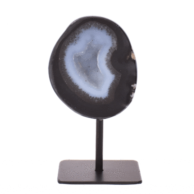 Γεώδες φυσικής πέτρας αχάτη με κρύσταλλα χαλαζία στο εσωτερικό του. Ο αχάτης είναι ενσωματωμένος σε μαύρη μεταλλική βάση και με αυτήν έχει ύψος 13,5cm. Αγοράστε online shop.