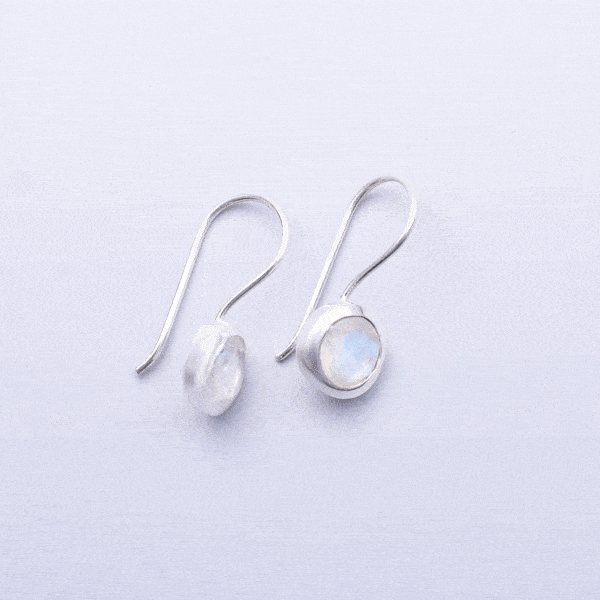 Χειροποίητα σκουλαρίκια από ασήμι 925 και φυσική, ταγιαρισμένη πέτρα Λευκού Λαμπραδορίτη στρογγυλού σχήματος. Αγοράστε online shop.