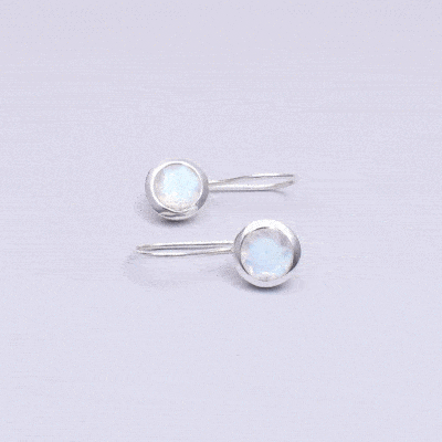 Χειροποίητα σκουλαρίκια από ασήμι 925 και φυσική, ταγιαρισμένη πέτρα Λευκού Λαμπραδορίτη στρογγυλού σχήματος. Αγοράστε online shop.