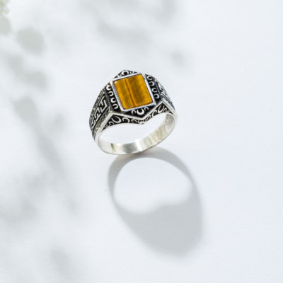 Χειροποίητο δαχτυλίδι από ασήμι 925 και φυσική πέτρα μάτι τίγρης, παραλληλόγραμμου σχήματος. Η γάμπα του δαχτυλιδιού είναι διακοσμημένη με μικρές πέτρες μαρκασίτη. Αγοράστε Online shop.