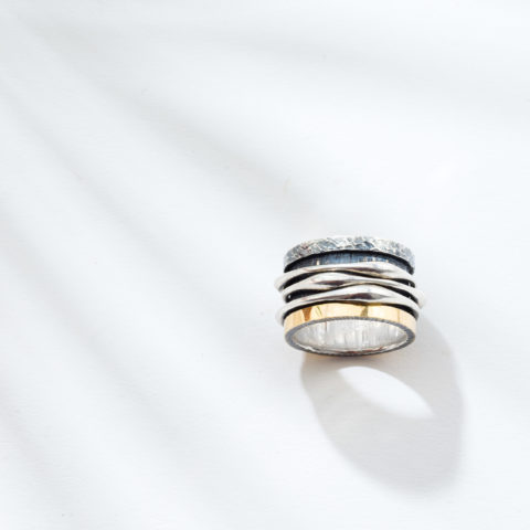 Χειροποίητο δαχτυλίδι spinner από ασήμι 925 και 18 καράτια χρυσό με τρία περιστρεφόμενα βεράκια. Αγοράστε online shop.
