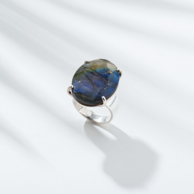 Χειροποίητο δαχτυλίδι από ασήμι 925 και φυσική πέτρα λαμπραδορίτη οβάλ σχήματος. Αγοράστε online shop.
