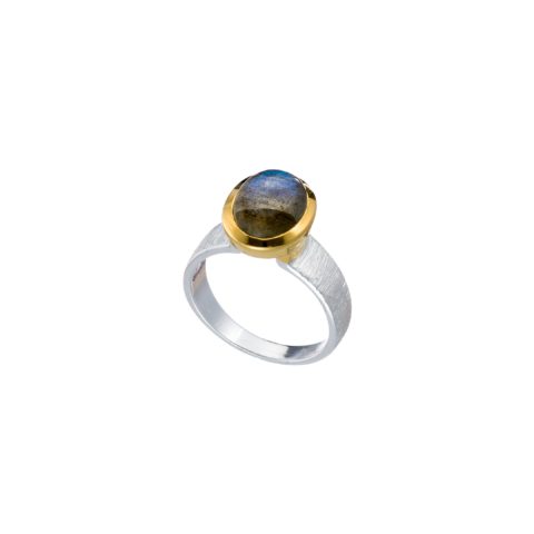 Χειροποίητο δαχτυλίδι από ασήμι 925 και φυσική πέτρα λαμπραδορίτη οβάλ σχήματος. Η επιφάνια της γάμπας είναι σαγρέ και το περίγραμμα του καστονιού είναι επιχρυσωμένο. Αγοράστε online shop.