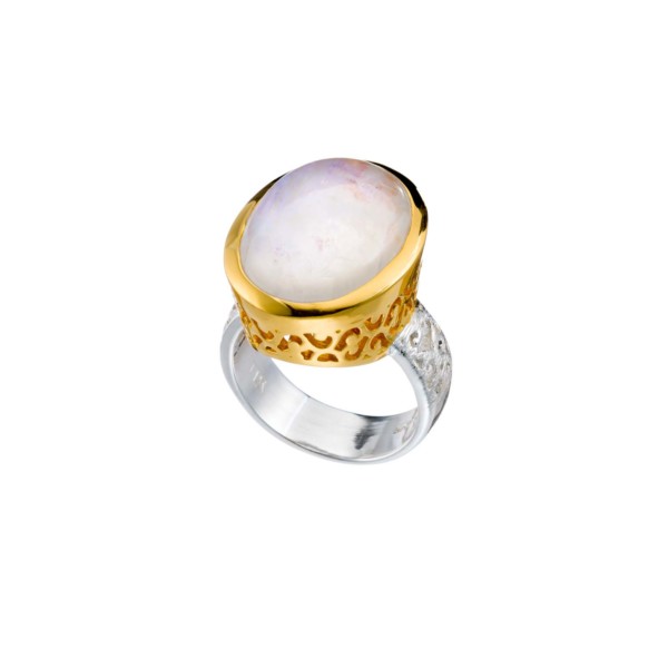 Χειροποίητο δαχτυλίδι από ασήμι 925 με επιχρυσωμένο περίγραμμα και φυσική πέτρα λευκού λαμπραδορίτη οβάλ σχήματος. Το δαχτυλίδι έχει διάτρητα σχέδια στη γάμπα και στο καστόνι του. Αγοράστε online shop.