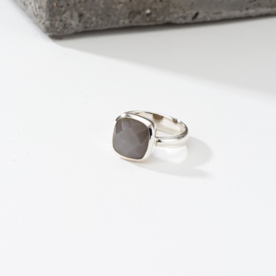 Χειροποίητο δαχτυλίδι από ασήμι 925 και φυσική πέτρα γκρι φεγγαρόπετρας τετράγωνου σχήματος. Αγοράστε online shop.