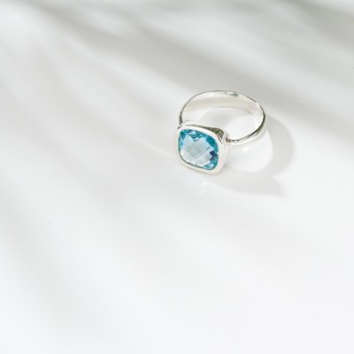 Χειροποίητο δαχτυλίδι από ασήμι 925 και φυσική πέτρα μπλε τοπαζίου τετράγωνου σχήματος. Αγοράστε online shop.