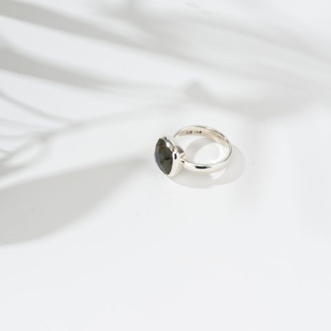 Χειροποίητο δαχτυλίδι από ασήμι 925 και φυσική πέτρα λαμπραδορίτη τετράγωνου σχήματος. Αγοράστε online shop.