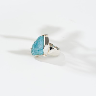 Χειροποίητο δαχτυλίδι από ασήμι 925 και φυσική ακατέργαστη πέτρα μπλε τοπαζίου. Αγοράστε online shop.