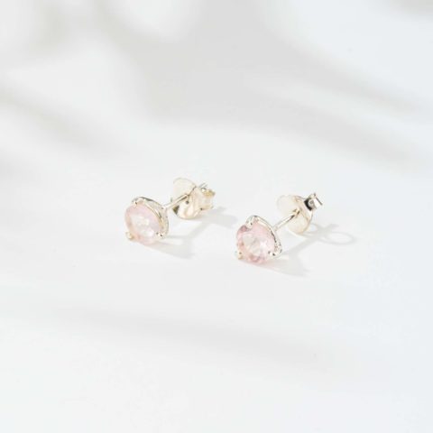 Χειροποίητα καρφωτά σκουλαρίκια από ασήμι 925 και φυσική πέτρα ροζ χαλαζία, στρογγυλού σχήματος. Αγοράστε online shop.