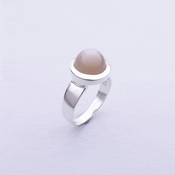 Χειροποίητο δαχτυλίδι από ασήμι 925 και φυσική πέτρα Γκρι Φεγγαρόπετρας στρογγυλού σχήματος. Αγοράστε online shop.