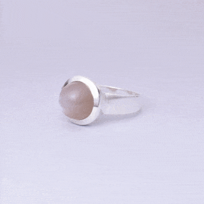 Χειροποίητο δαχτυλίδι από ασήμι 925 και φυσική πέτρα Γκρι Φεγγαρόπετρας στρογγυλού σχήματος. Αγοράστε online shop.
