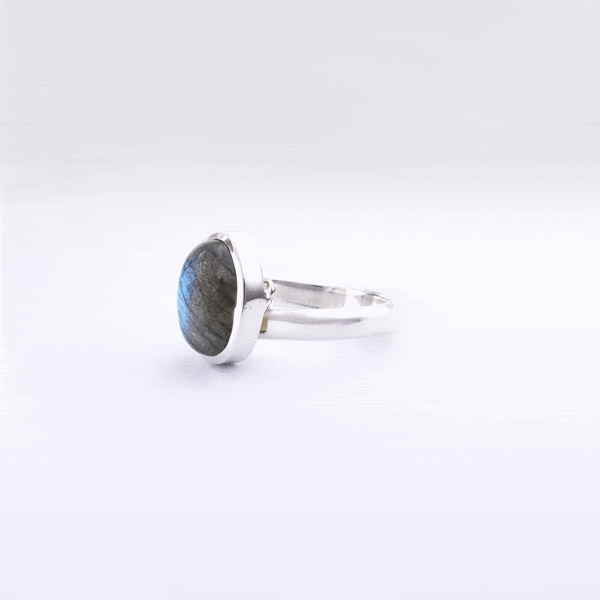 Handmade ring made of sterling silver and natural labradorite gemstone in an oval shape. Buy online shop.
