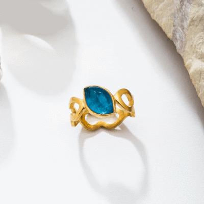 Handmade ring made of gold plated sterling silver and doublet made of natural apatite and crystal quartz gemstones. The doublet consists of two layers of stones.The upper stone is crystal quartz and the stone at the bottom is apatite. Buy online shop.