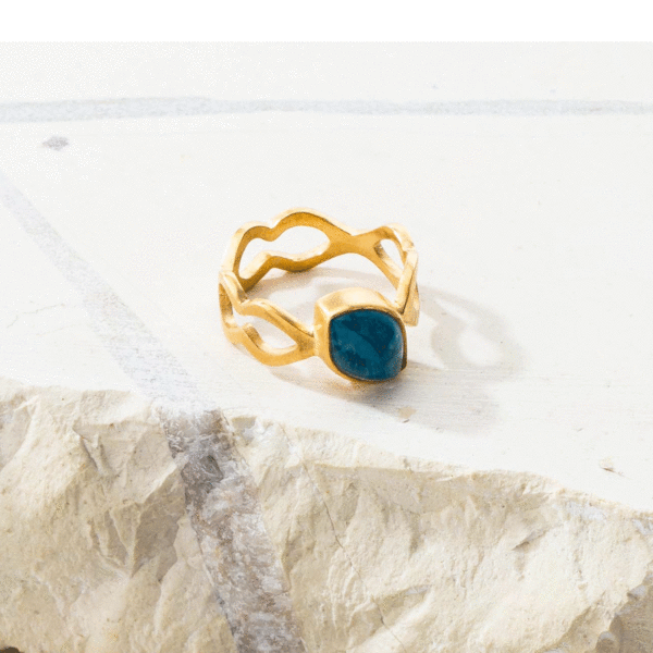Handmade ring made of gold plated sterling silver and doublet made of natural apatite and crystal quartz gemstones. The doublet consists of two layers of stones.The upper stone is crystal quartz and the stone at the bottom is apatite. Buy online shop.