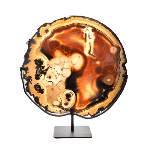 Γυαλισμένη φέτα φυσικής πέτρας αχάτη, τοποθετημένη σε μαύρη μεταλλική βάση. Η φέτα του αχάτη πάνω στη βάση έχει ύψος 40,5cm. Αγοράστε online shop.