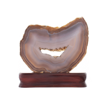 Φέτα φυσικής πέτρας αχάτη με κρύσταλλα χαλαζία, τοποθετημένη σε ξύλινη βάση. Ο Αχάτης είναι γυαλισμένος στις δύο όψεις του και έχει μέγεθος 18cm. Αγοράστε online shop.
