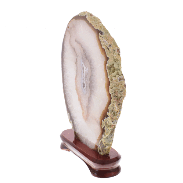 Φέτα φυσικής πέτρας αχάτη με κρύσταλλα χαλαζία, τοποθετημένη σε ξύλινη βάση. Ο Αχάτης είναι γυαλισμένος στις δύο όψεις του και έχει μέγεθος 29cm.Αγοράστε online shop.