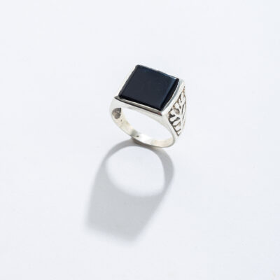 Handmade ring made of sterling silver and natural onyx gemstone, in a square shape. Buy online shop.