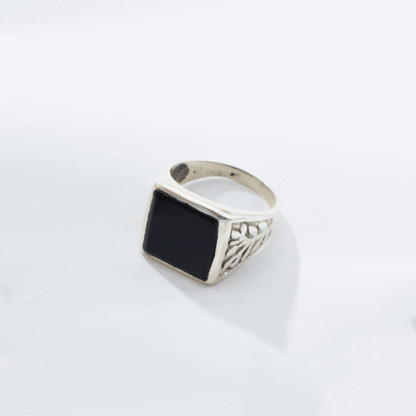 Handmade ring made of sterling silver and natural onyx gemstone, in a square shape. Buy online shop.