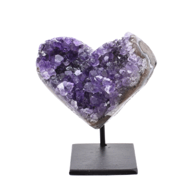Φυσική πέτρα αμεθύστου σε σχήμα καρδιάς, ενσωματωμένη σε μαύρη μεταλλική βάση. Το προϊόν έχει ύψος 7cm. Αγοράστε online shop.