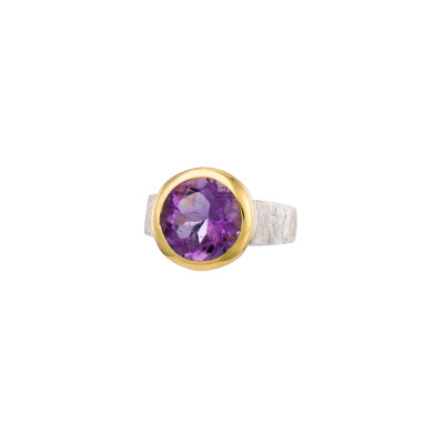 Χειροποίητο δαχτυλίδι από ασήμι 925 και φυσική πέτρα αμεθύστου στρογγυλού σχήματος. Το δαχτυλίδι έχει σαγρέ γάμπα και επιχρυσωμένο καστόνι. Αγοράστε online shop.